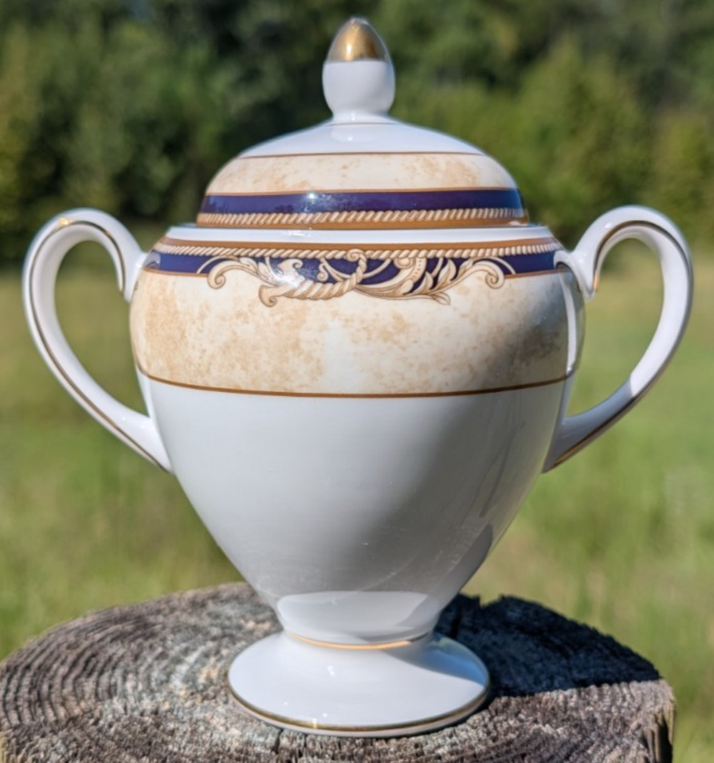 Wedgwood Cornucopia Globe Shape Sugar Bowl & Lid Bone China 1995 England